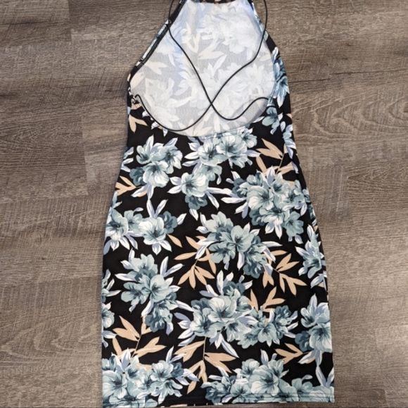 Misguided Floral High Collar Dress - Picture 3 of 4